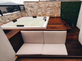 Cobertura em Jurerê Internacional com Jacuzzi e Sauna privativas